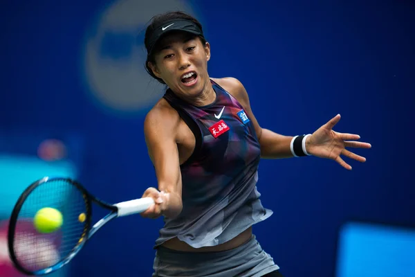 Zhang Shuai Chin Zwraca Strzał Karolina Pliskova Republiki Czeskiej Drugim — Zdjęcie stockowe