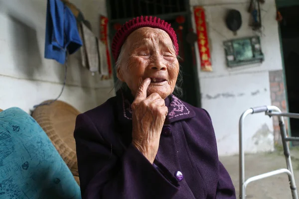 117 Летняя Китаянка Чжу Чжэнши Самая Старая Женщина Чэнду Показывает — стоковое фото