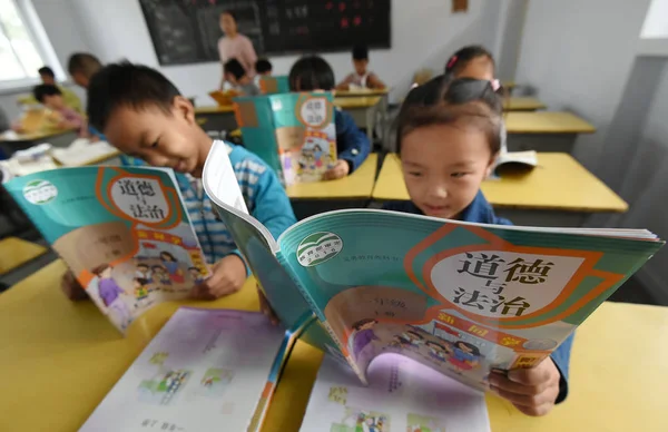 Ученики Первого Класса Прочитали Новые Учебники Китайского Языка Начальной Школе — стоковое фото