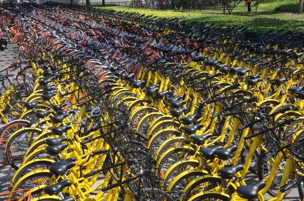 Fahrräder Von Mobike Orange Ofo Gelb Und Anderen Chinesischen Fahrradverleihdiensten — Stockfoto