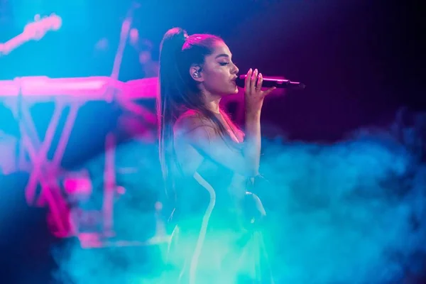 Penyanyi Dan Aktris Amerika Ariana Grande Tampil Sebuah Konser Kota — Stok Foto