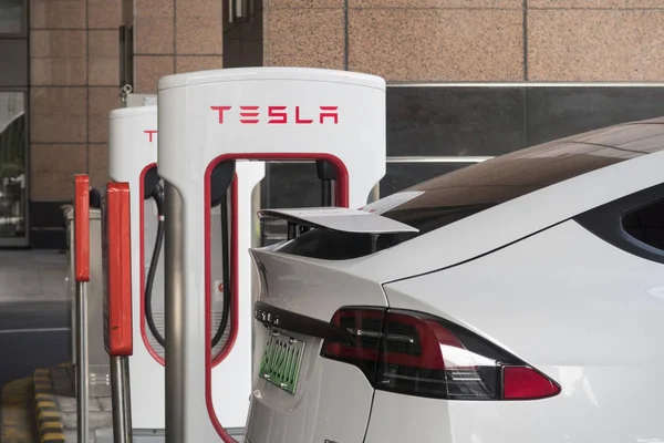 Электромобиль Tesla Заряжается Суперзарядной Станции Tesla Шанхае Китай Августа 2017 — стоковое фото
