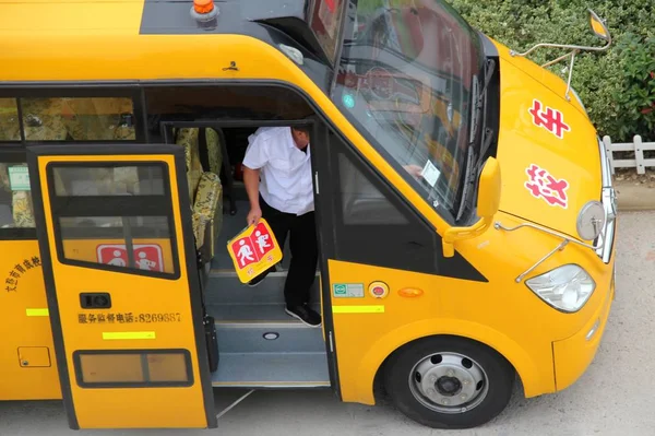 Trabajador Chino Revisa Los Autobuses Escolares Amarillos Antes Del Comienzo — Foto de Stock