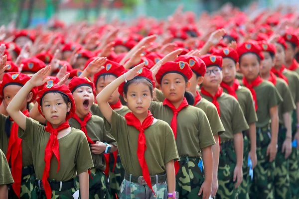 彼は他の学生 2017 日中国南部の広西チワン族自治区南寧市で小学校で新学期の国旗掲揚の儀式に出席するよう若い学生のあくび — ストック写真
