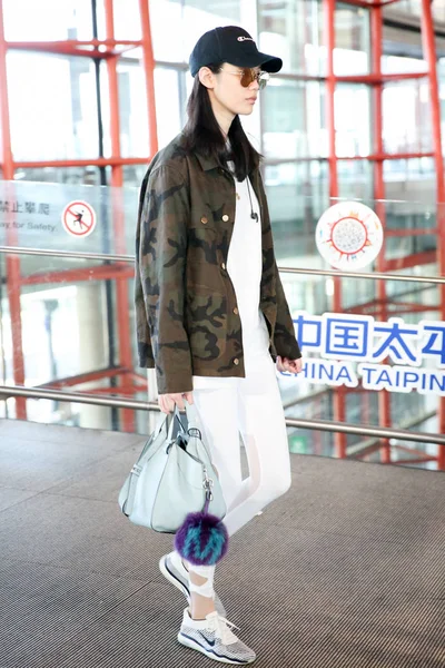 2017年8月7日 中国模特明熙或习梦耀在中国北京首都国际机场合影 — 图库照片