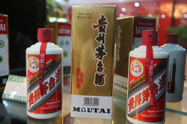 Ένα Μπουκάλι Kweichow Moutai Λικέρ Εμφανίζονται Ένα Κατάστημα Στην Πόλη — Φωτογραφία Αρχείου