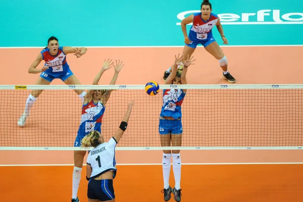 Indre Sorokaite Italy Spikes Ana Antonijevic Jovana Stevanovic Serbia Match — 스톡 사진