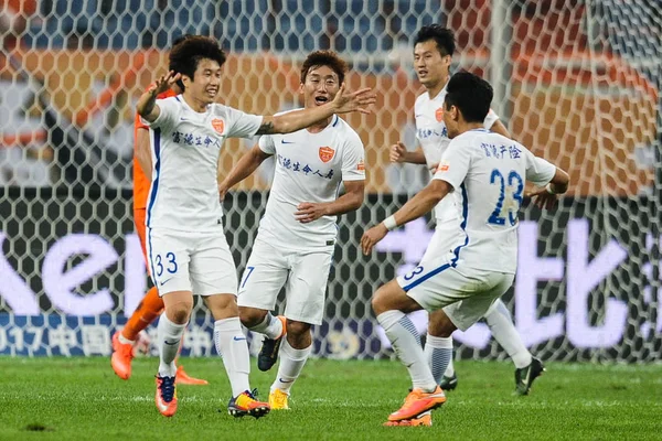 Spieler Der Yanbian Funde Feiern Nach Ihrem Tor Gegen Shandong — Stockfoto