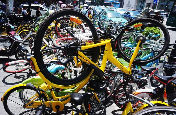 Bicicletas Servicios Chinos Para Compartir Bicicletas Amontonan Pavimento Cerca Del —  Fotos de Stock