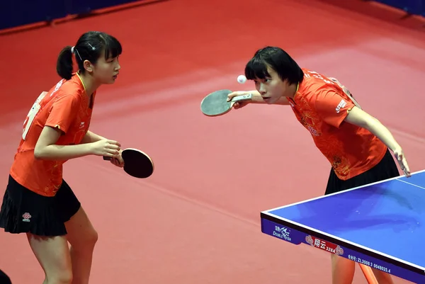 Shi Xunyao China Derecha Sirve Como Ella Qian Tianyi Competir — Foto de Stock