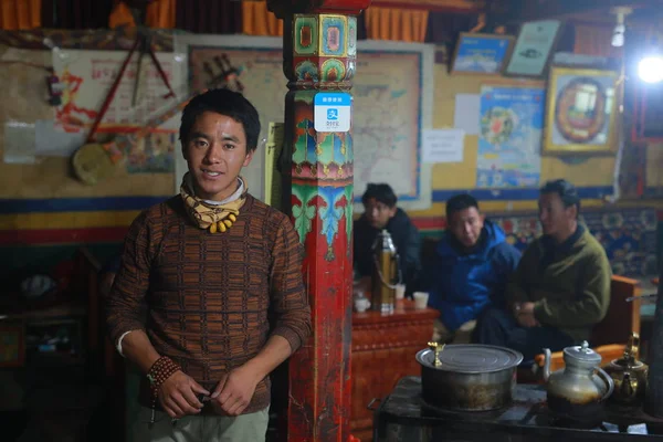 2017年8月20日 在中国西南的西藏自治区日喀则藏族自治州丁里县 一位年轻的藏族男子在珠穆朗玛峰脚下的帐篷茶馆里准备茶水 — 图库照片