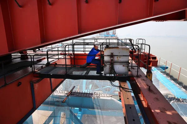 Ein Chinesischer Arbeiter Arbeitet Auf Der Baustelle Der Längsten Schrägseilbrücke — Stockfoto