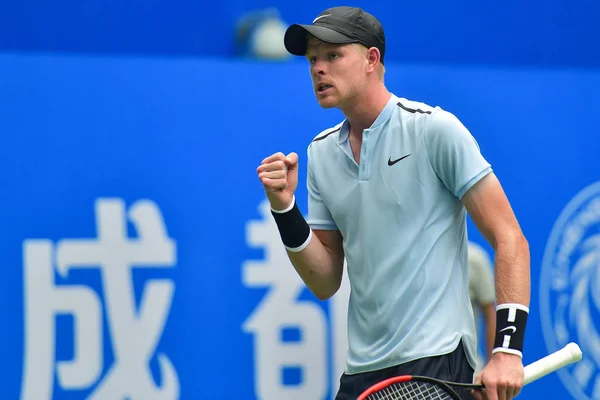 イギリスのカイル エドマンドは 中国南西部の成都市にある四川国際テニスセンターで開催された2017年成都オープンテニストーナメントで オーストラリアのベルナール トミックが男子シングルスの第1戦で優勝したことを祝いました — ストック写真