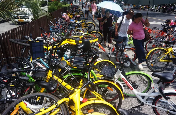 Des Résidents Locaux Marchent Travers Les Vélos Des Services Chinois — Photo