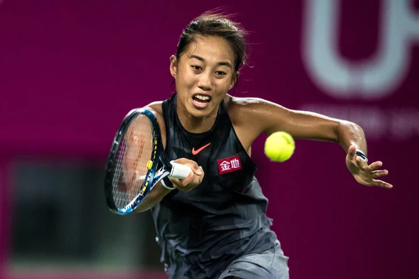 Zhang Shuai Chin Zwraca Strzał Ciebie Xiaodi Chin Ich Pierwszym — Zdjęcie stockowe