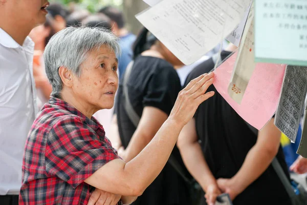 Chinese Parents Watch Take Photos Personal Information Unmarried People Matchmaking — Stock fotografie