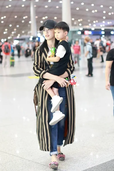 中国女星姚晨抱着儿子在中国北京首都国际机场合影 — 图库照片