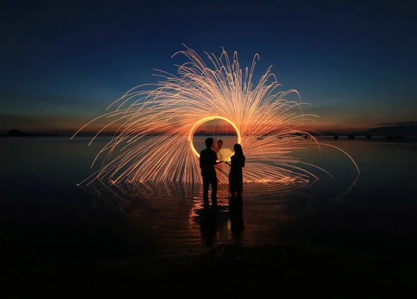 Casal Assiste Artista Chinês Brincando Com Fogos Artifício Para Desenhar — Fotografia de Stock