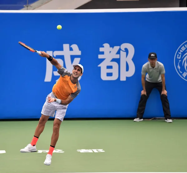 Adrian Menendez Maceiras Della Spagna Serve Contro Rigele Della Cina — Foto Stock