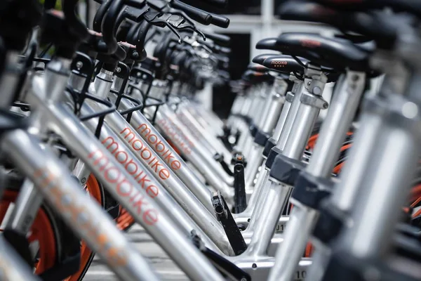 Ποδήλατα Των Κινεζικών Ποδηλάτων Μοιραμένος Υπηρεσία Mobike Παρατάσσονται Μια Οδό — Φωτογραφία Αρχείου