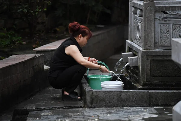 Residente Cercano Recoge Agua Del Pozo Antiguo Yujing 600 Años —  Fotos de Stock