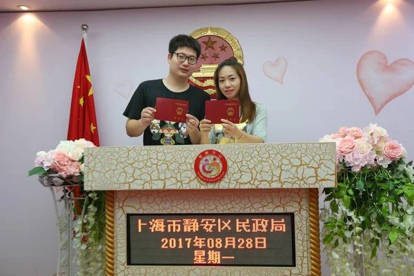 Пара Показує Свої Свідоцтва Про Шлюб Фестивалі Qixi Також Відомий — стокове фото
