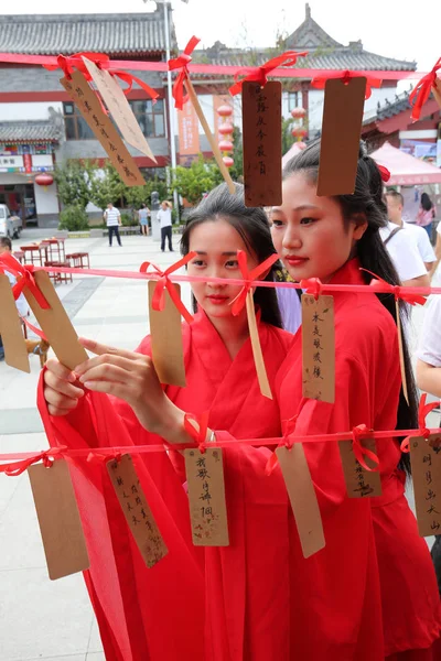 伝統的な衣装を着た中国人女性は 中国のバレンタインデーとして知られている Qixi 祭りを祝うために文化的なイベントに参加し 中国東部の山東省 Weifang 8月27日2017 — ストック写真