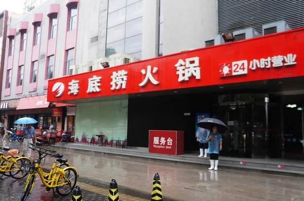 Chinese Employees Seen Front Restaurant Hai Lao Hotpot Beijing China — Stock Photo, Image