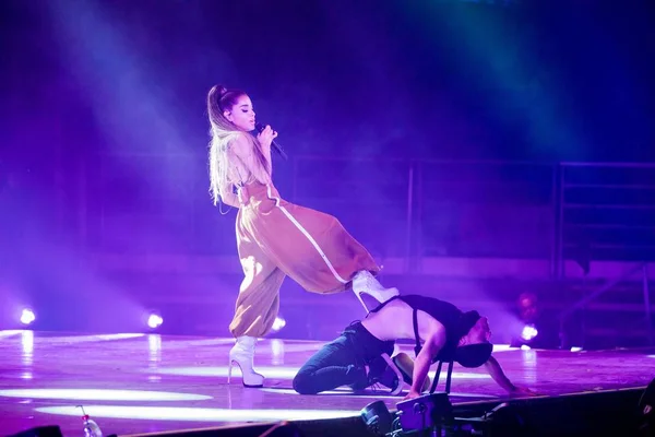 Amerykańska Piosenkarka Aktorka Ariana Grande Wykonuje Koncercie Guangzhou Miasta Prowincji — Zdjęcie stockowe