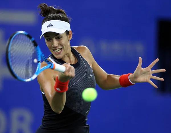 スペインの Garbine Muguruza 2017 日中国中央部の湖北省武漢市の Wta 武漢オープン 2017 テニスのトーナメント中にショットをポーランドのマグダ Linette — ストック写真