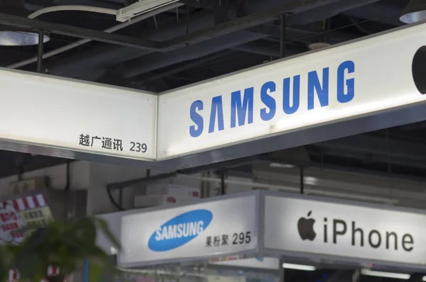Blick Auf Tafeln Mit Samsung Und Apfel Einer Computerstadt Guangzhou — Stockfoto
