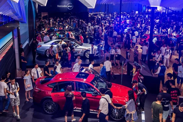 Los Visitantes Amontonan Stand Mercedes Benz Durante Una Exhibición Automóviles — Foto de Stock