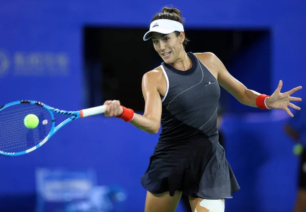 Garbine Muguruza Spain Returns Shot Magda Linette Poland Third Match — Stock Photo, Image