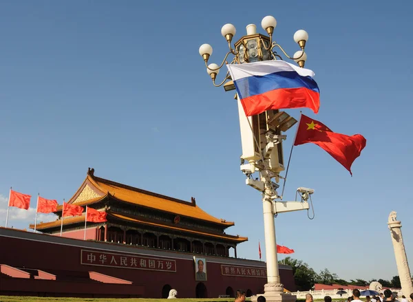 2016년 24일 베이징 천안문 광장의 가로등 기둥에서 중국과 러시아 국기가 — 스톡 사진