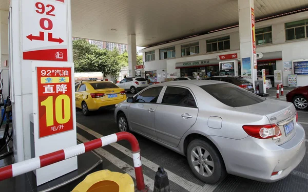 Fila Carros Para Ser Reabastecido Posto Gasolina Sinopec Cidade Nanjing — Fotografia de Stock