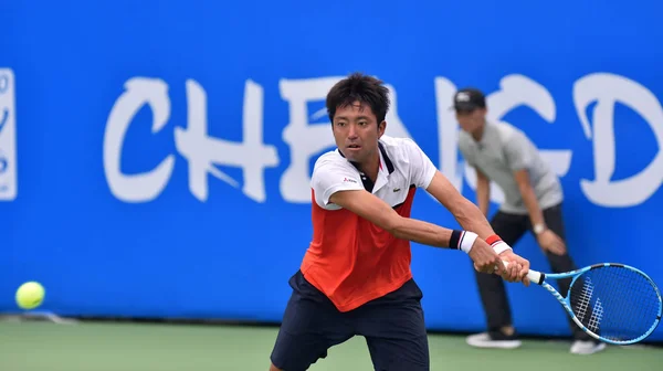 日本の拓人仁木が 中国南西部の四川省成都市の四川国際テニス センターで 2017年成都オープン テニス トーナメント中にショットをマルコス Giron のアメリカ男子シングルスの予選の試合で返します — ストック写真