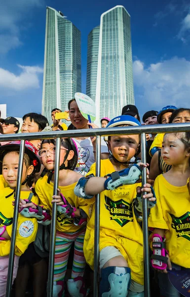 Los Entusiastas Chinos Participan Evento Deportivo Sobre Patines Para Celebrar —  Fotos de Stock