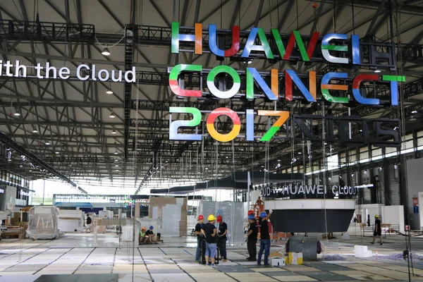 Trabalhadores Chineses Exibem Centro Exposições Huawei Connect 2017 Xangai China — Fotografia de Stock