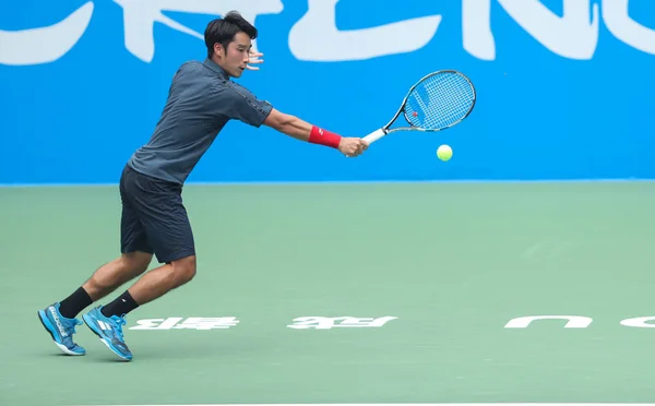 日本の杉田祐一が Provin 中国南西部の四川省成都市の四川国際テニス センターで 2017年成都オープン テニス トーナメント中にショットをウズベキスタンのデニス イストミンに男子シングルスの準決勝の試合で返します — ストック写真