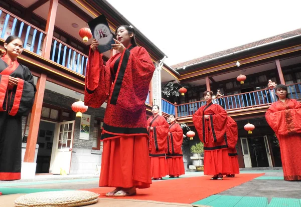 Chinese Women Dressed Traditional Costumes Take Part Cultural Event Celebrate — Stock Photo, Image