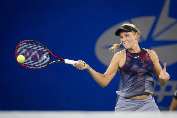 Donna Vekic Aus Kroatien Gibt Einen Schuss Zhang Shuai Aus — Stockfoto