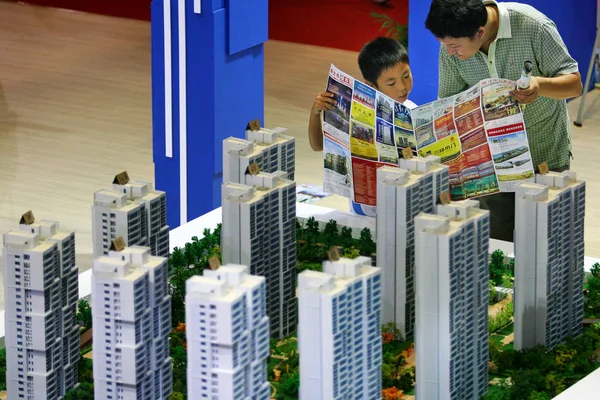 Les Acheteurs Chinois Regardent Les Modèles Logement Projet Immobilier Résidentiel — Photo