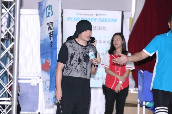Тайваньский Певец Джей Чоу Слева Принял Участие Общественной Баскетбольной Деятельности — стоковое фото