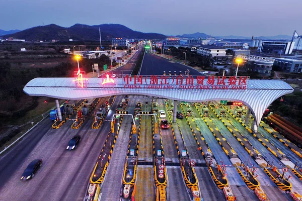 車両は高速道路の有料駅を通過し 中国東部の浙江省周山市の中国 パイロット自由貿易区に入る 2017年2月28日 — ストック写真