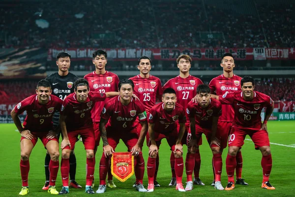 2017 Afc チャンピオンズ リーグ 上海で 2017 日の間に彼らの最初の準決勝の試合前に日本の浦和レッド ダイヤモンズに対して競合する前に中国の上海 Sipg の開始の整列の選手をもたらす — ストック写真