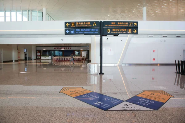 Een Chinese Werknemer Wordt Gezien Nieuw Gebouwde Terminal Van Internationale — Stockfoto