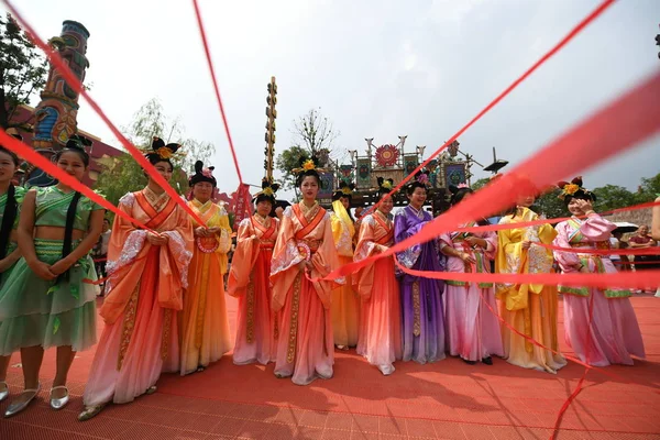 伝統的な衣装に身を包んだ中国の若者は チーク フェスティバル Chinesとも呼ばれる の前のマッチメイキング イベントで ウィーバー ガール Zhinv とカウハード — ストック写真