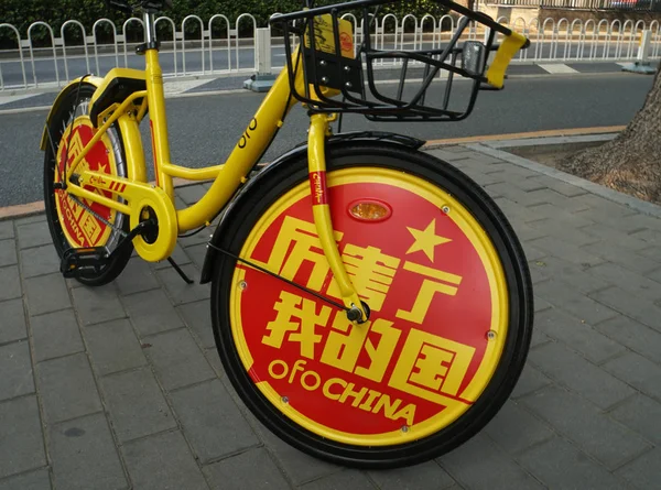 Ein Fahrrad Chinesischen Stil Roten Und Gelben Farben Mit Slogans — Stockfoto