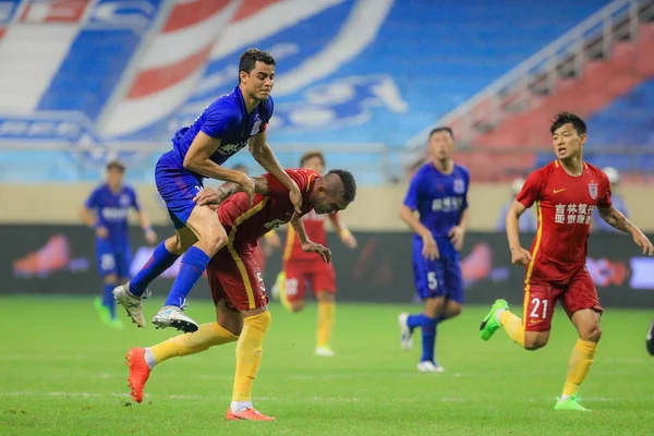 Jogador Futebol Uzbeque Anzur Ismailov Abaixo Changchun Yatai Desafia Jogador — Fotografia de Stock