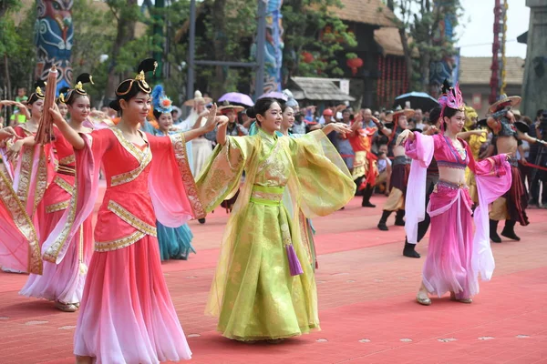 身着传统服装的中国年轻人在宁乡七溪节前的一场相秀活动中 重头戏称 牛郎织女 的传奇 — 图库照片